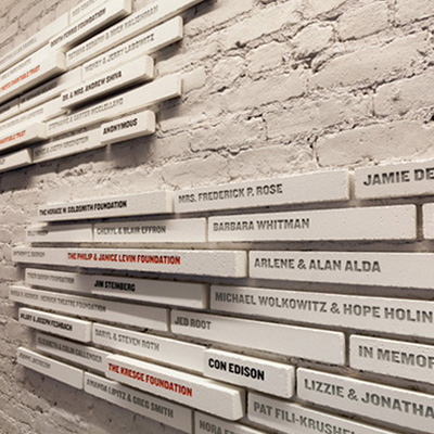 گرافیک محیطی سالن تئاتر شهر نیویورک - Paula Scher