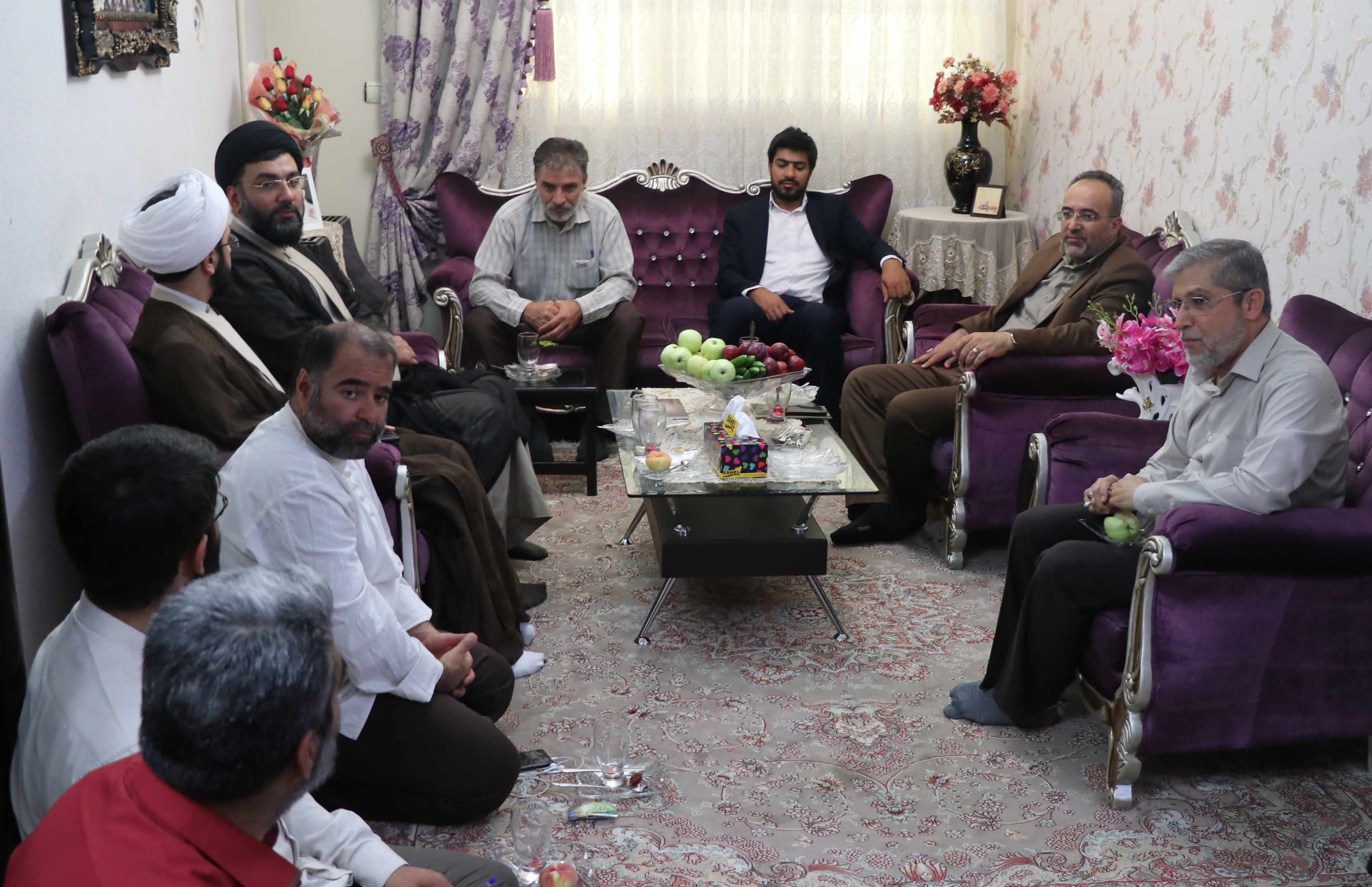 دیدار رییس حوزه هنری قزوین با خانواده شهید خجسته روز