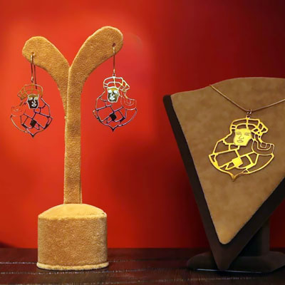 هنرمندی که سنگ‌فرش خیابان‌های شهر را طلا می‌کند